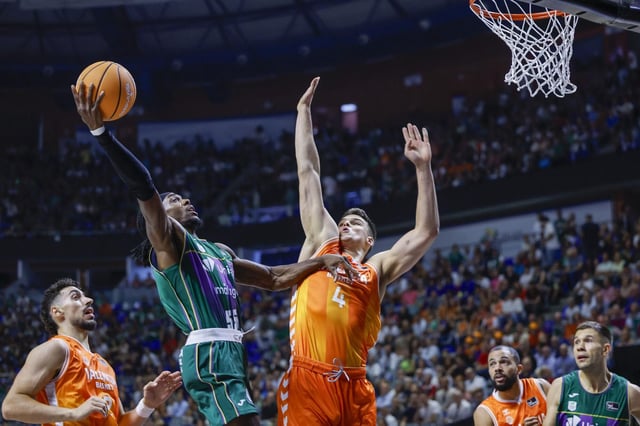 El base del Unicaja Kendrick Perry (i) en acción ante Jaime Pradilla del Valencia este sábado