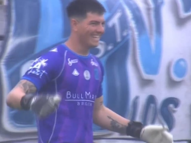 Joaquín Enrico, el arquero de San Telmo que marcó de arco a arco el 2-0 sobre Gimnasia de Jujuy.