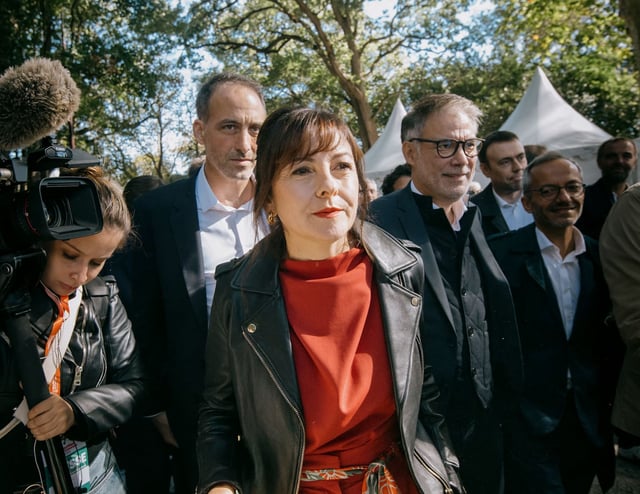 La présidente de la région Occitanie, Carole Delga, à Bram (Aude) le 27 septembre 2027, avec derrière elle Raphaël Glucksmann (Place publique) et Olivier Faure, premier secrétaire du Parti socialiste.