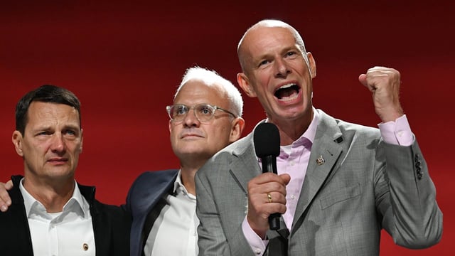 FC-Köln-Präsident Stobbe und Team feiern Wahlsieg und planen erste Gespräche für Zukunft.