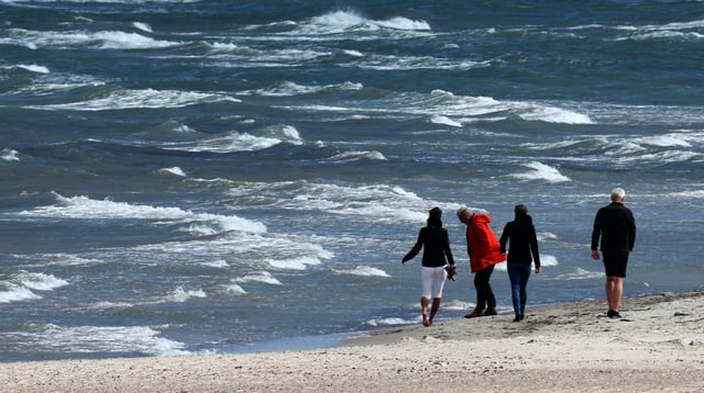 Der Strand von Warnemünde. Auch hier wurden viele tote Fische angespült.