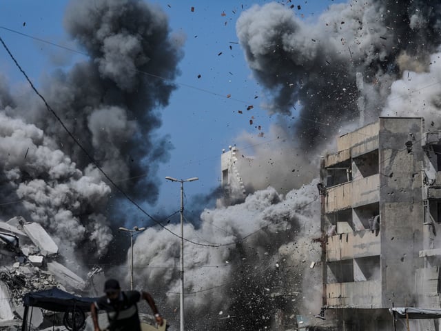 GAZA CITY (---), 27/09/2025.- A Palestinian man takes cover following an Israeli air strike during a military operation in Gaza City, Gaza Strip, 27 September 2025. More than 65,900 Palestinians have been killed in the Gaza Strip since October 2023, according to the Palestinian Ministry of Health, and about 1,200 Israelis have been killed since the launch of an Israeli military campaign in response to a cross-border attack by Hamas on 07 October 2023. EFE/EPA/MOHAMMED SABER