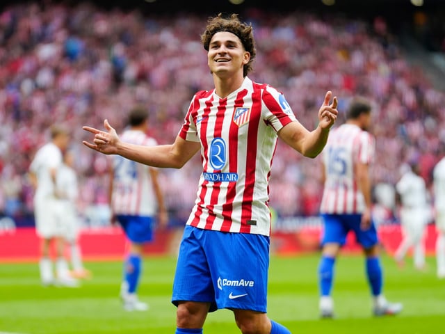 MADRID, 27/09/2025.- El delantero del Atlético de Madrid Julián Álvarez celebra su gol, cuarto del equipo, durante el partido de LaLiga EA Sports entre el Real Madrid y el Atlético de Madrid, que se disputa en el estadio Riyadh Air Metropolitano este sábado. EFE/Borja Sánchez-Trillo