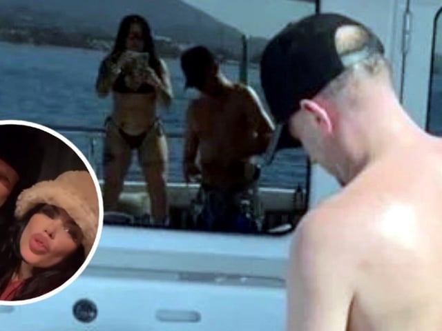 Martín Insaurralde y Sofía Clerici navegan en el yate "Bandino" frente a las costas de Marbella, en 2023.