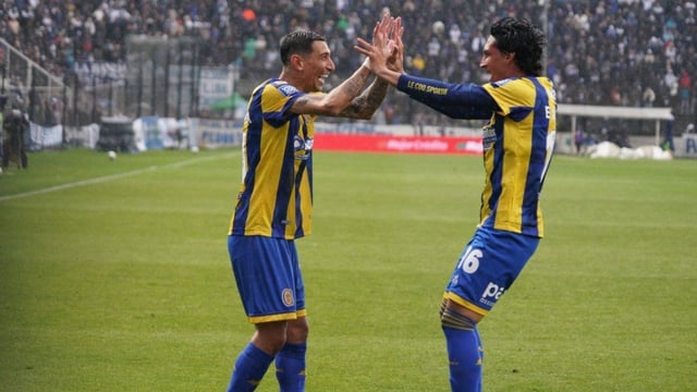 Ángel Di María y Enzo Giménez celebran el gol del paraguayo. El córner lo ejecutó Fideo. 