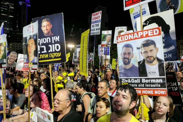 Zwei Tage vor dem geplanten Treffen von Israels Ministerpräsident Benjamin Netanjahu und US-Präsident Donald Trump haben bei einer Demonstration in Tel Aviv tausende Israelis ein Abkommen zur Beendigung des Krieges im Gazastreifen gefordert.