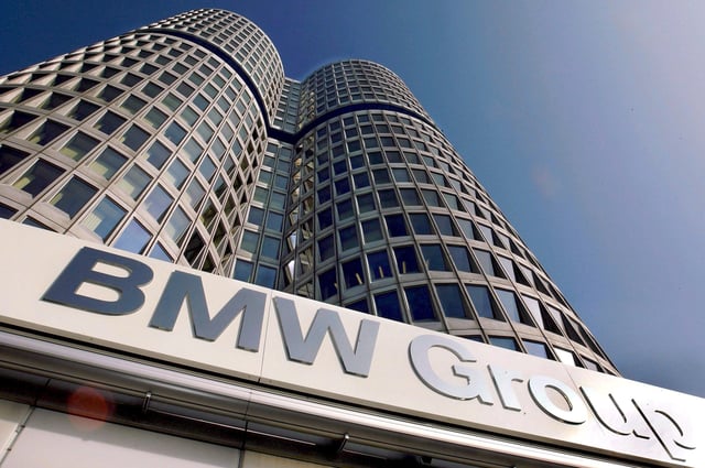 El nuevo emblema debutará en el iX3 y se implementará gradualmente en los modelos nuevos o renovados de toda la gama, sin importar el tipo de motor. Este paso refuerza el compromiso de BMW por redefinir su identidad de marca en la era eléctrica, siguiendo la tendencia de sutiles rediseños históricos de marcas como Porsche y Volkswagen.