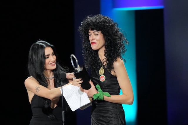 Lali Espósito, miembro del jurado de la 73° edición de San Sebastián, le entrega a Camila Plaate la Concha de Plata a la Interpretación de Reparto por su actuación en Belén
