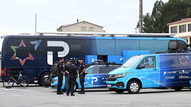 Die Teamfahrzeuge des Radrennstahls Israel-PremierTech