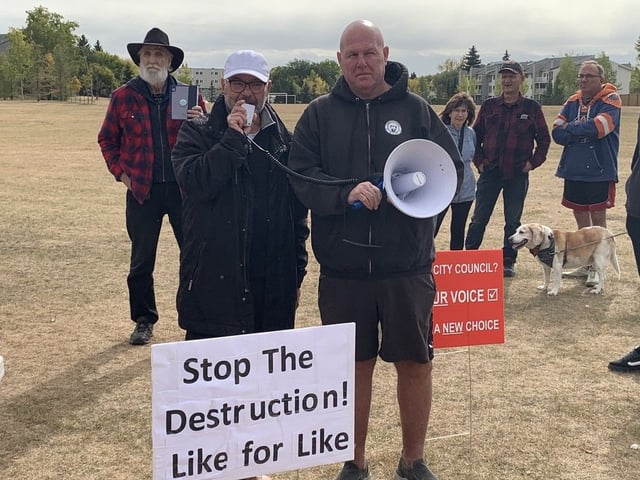  Tony Caterina speaks with residents attending a neighbourhood rally at Herb Link Park in Edmonton on Saturday, Sept. 27, 2025.