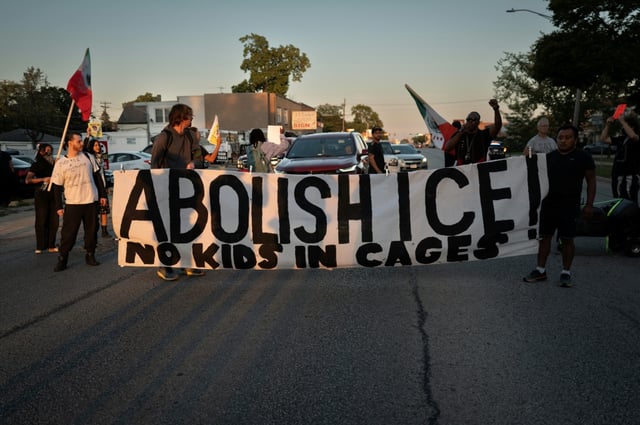 Une bannière sur laquelle il y est écrit "abolissez ICE" lors d'une manifestation contre la police de l'immigration suite à la mort de Silverio Villegas Gonzalez à Franklin Park, dans l'Illinois le 15 septembre 2025