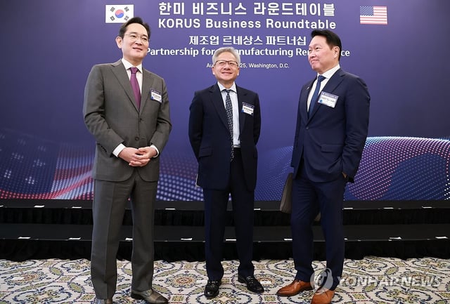 In this file photo, Samsung Electronics Co. Chairman Lee Jae-yong (L) and SK Group Chairman Chey Tae-won (R) talk with Nvidia Corp. CEO Jensen Huang during the reception for a roundtable meeting of South Korean and U.S. business leaders at a Washington hotel on Aug. 25, 2025. (Yonhap)