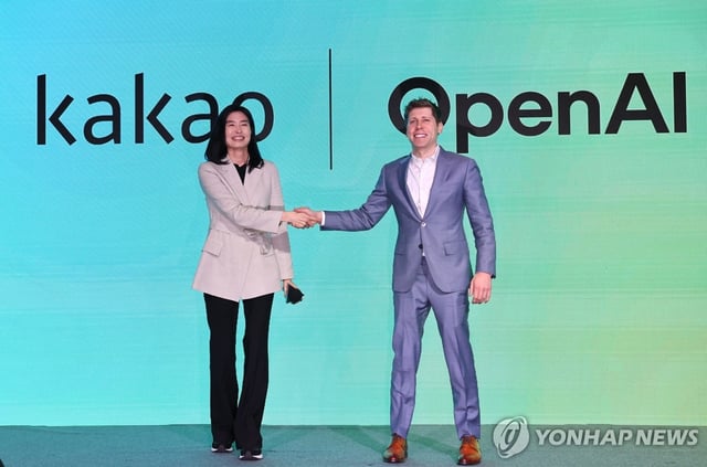 In this file photo, Chung Shin-a (L), chief of South Korean tech giant Kakao Corp., shakes hands with OpenAI CEO Sam Altman during a press conference at a Seoul hotel on Feb. 4, 2025. Kakao announced a partnership with OpenAI to use ChatGPT in its new artificial intelligence service, joining a global alliance led by the U.S. AI company amid intensifying competition in the global AI market. (Yonhap)