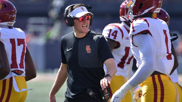 Southern California Trojans head coach Lincoln Riley talks with players during the first half against the Illinois Fighting Illini at Memorial Stadium. Mandatory Credit: Ron Johnson-Imagn Images