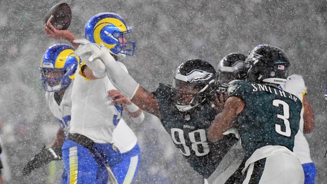 Jan 19, 2025; Philadelphia, Pennsylvania, USA;Los Angeles Rams quarterback Matthew Stafford (9) is pressured by Philadelphia Eagles defensive tackle Jalen Carter (98) during the fourth quarter in a 2025 NFC divisional round game at Lincoln Financial Field. Mandatory Credit: Eric Hartline-Imagn Images