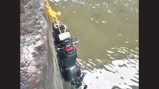 Biker dies, pillion rescued, as bike plunges into creek at Dhruvatara Jetty