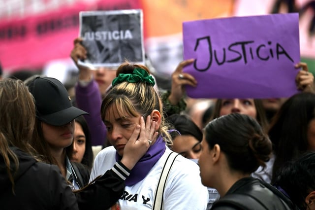 Des proches des trois jeunes femmes assassinées participent à une marche pour la justice à Buenos Aires, le 27 septembre 2025