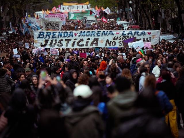 Marcha desde Plaza de Mayo al Congreso la Nación por el triple crimen de Brenda, Morena y Lara. Foto: Mariana Nedelcu.