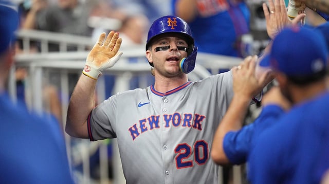 Sep 27, 2025; Miami, Florida, USA; New York Mets first baseman Pete Alonso (20) celebrates his solo home run against the Miami Marlins in the third inning at loanDepot Park. Mandatory Credit: Jim Rassol-Imagn Images