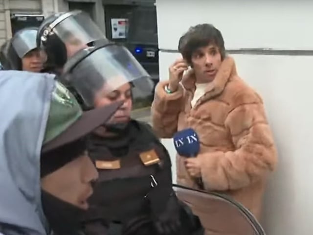 Robertito Funes Ugarte después de ser agredido en la marcha por el triple crimen, en Congreso. Captura TN