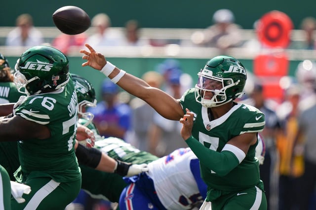 El quarterback de los Jets de Nueva York, Justin Fields (7), pasa el balón contra los Bills de Buffalo durante el tercer cuarto de un juego de fútbol americano de la NFL, el domingo 14 de septiembre de 2025, en East Rutherford, N.J. (AP Photo/Frank Franklin)