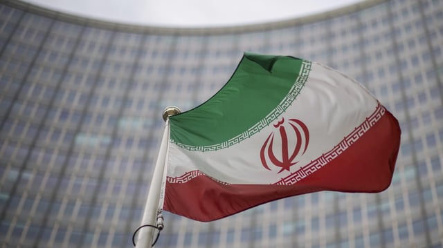 Eine iranische Nationalflagge weht vor dem Gebäude der Internationalen Atomenergiebehörde