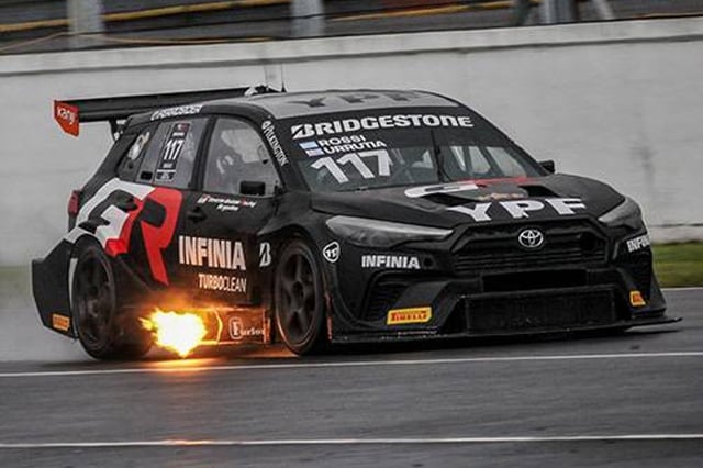 Un rebaje del Toyota Corolla Cross GR-S con el que Santiago Urrutia ganó la carrera de invitados de los 200 Kilómetros de Buenos Aires de TC2000 este sábado.