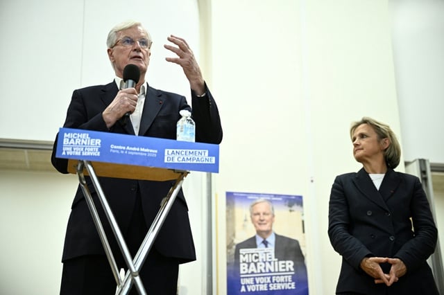 Michel Barnier (LR) au côté de sa suppléante Florence Bethout (Horizons), au lancement de sa campagne pour la législative partielle à Paris, le 4 septembre 2025
