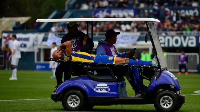 El defensor rosarino sufrió una grave lesión apenas comenzado el duelo entre Rosario y Gimnasia. Quintana, un referente en el conjunto Canalla. Di María le dedicó el triunfo. 