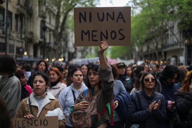 Des militantes appellent à la justice après que trois jeunes femmes ont été torturées et assassinées à Buenos Aires, Argentine, le 27 septembre 2025.
