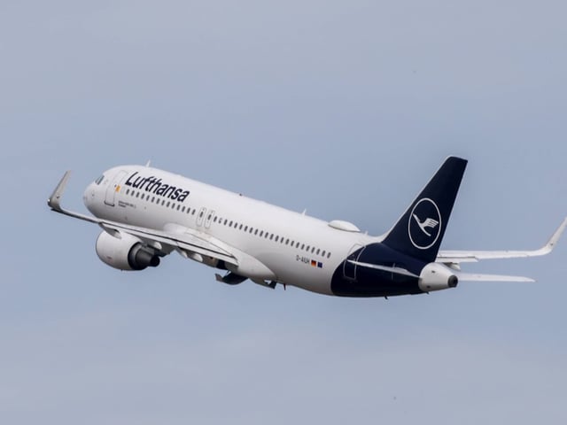 Ein Lufthansa-Airbus A320-214 beim Start in Düesseldorf.