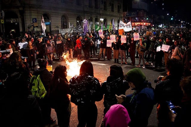 Marchas de protesta por los feminicidios tuvieron lugar en varias ciudades de Argentina.