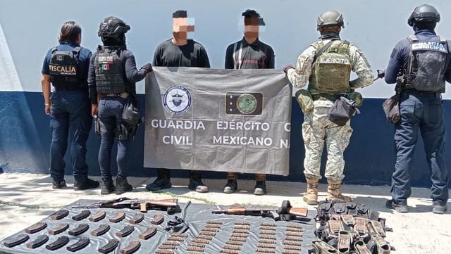 Los agresores, de 21 años de edad, fueron capturados tras un enfrentamiento en Parácuaro; se les aseguraron dos fusiles de asalto y munición.