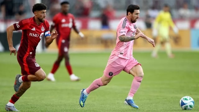 Leo redondeó un buen partido, aunque no pudo vencer al arquero rival.