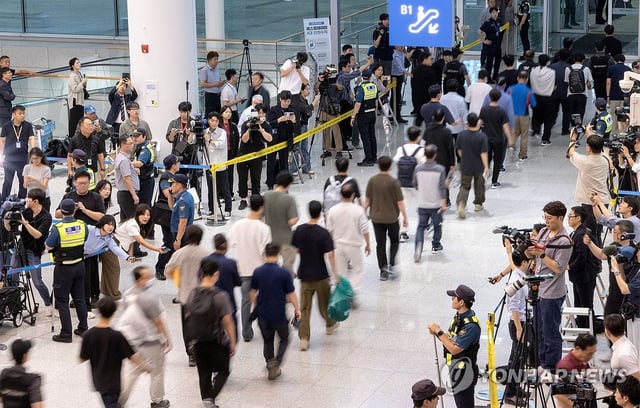 More than 300 South Korean workers arrive at Incheon International Airport, west of Seoul, in this file photo taken Sept. 12, 2025, after a weeklong detention by U.S. immigration authorities in Georgia. (Pool photo) (Yonhap)