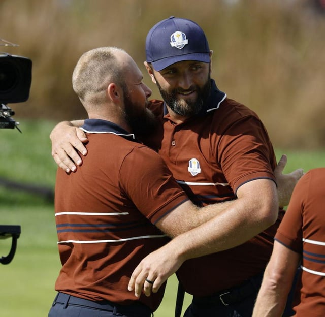 Rahm y Hatton se abrazan tras su triunfo por la mañana. |  Efe