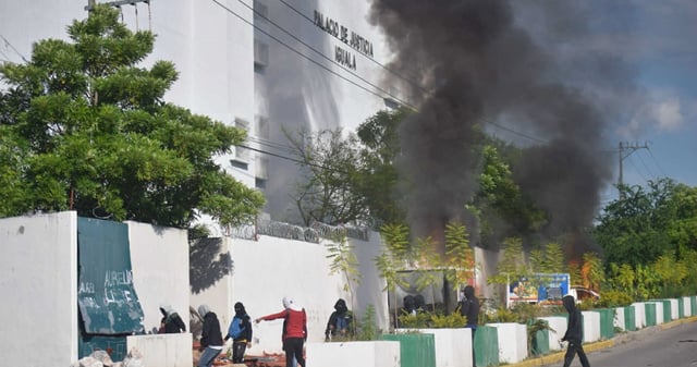 Normalistas de Ayotzinapa atacaron el Palacio de Justicia de Iguala tras protestar por 11 años de la desaparición de los 43. Foto: Dassaev Téllez Adame, Cuartoscuro