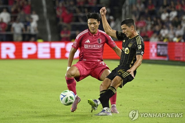 Jeong Sang-bin of St. Louis City SC (L) and Sergi Palencia of Los Angeles Football Club battle for the ball during their clubs' Major League Soccer regular-season match at Energizer Park in St. Louis on Sept. 27, 2025, in this Imagn Images photo via Reuters. (Yonhap)