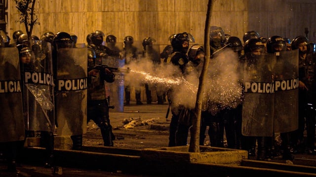 Manifestantes, convocados para participar en la denominada 'Marcha de la 'Generación Z', se enfrentaron durante en el centro histórico de Lima con agentes de la Policía Nacional del Perú (PNP).