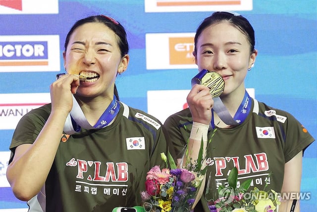 Kong Hee-yong (L) and Kim Hye-jeong of South Korea pose with their gold medals after winning the women's doubles titles at the Korea Open badminton tournament at Suwon Gymnasium in Suwon, Gyeonggi Province, on Sept. 28, 2025. (Yonhap)
