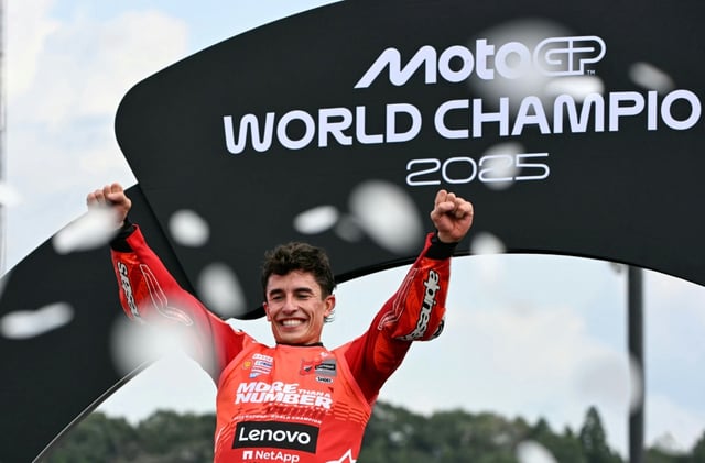 Marc Marquez sur le podium du Grand Prix du Japon où il a conquis son 7e titre mondial en MotoGP, le 28 septembre 2025 à Motegi