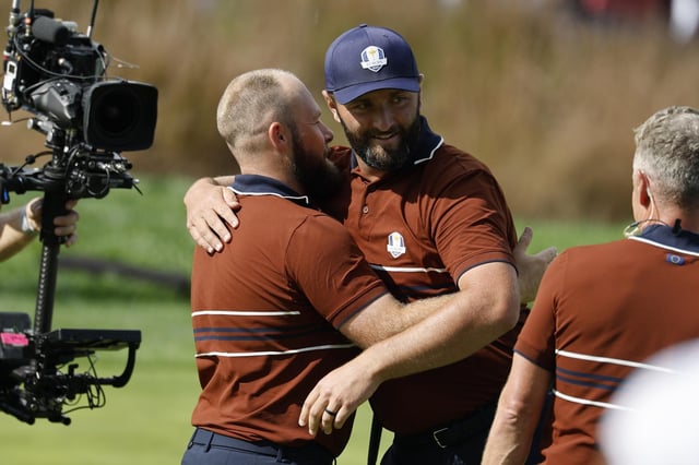Rahm celebra un golpe junto a Hutton.
