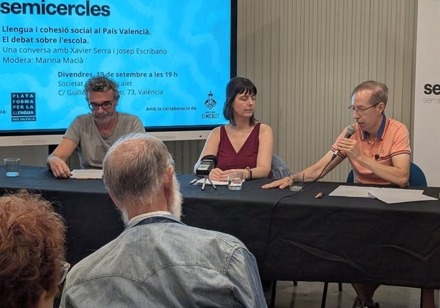 Coloquio de 'Més Semicercles' en una imagen difundida por la Plataforma per la Llengua en su web