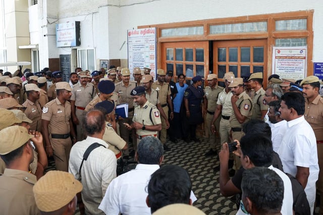 Des policiers se tiennent devant l’hôpital du Karur Government Medical College, suite à un incident de bousculade lors d’un rassemblement de campagne électorale organisé par le parti Tamilaga Vettri Kazhagam, dans le district de Karur en Inde, le 28 septembre 2025.