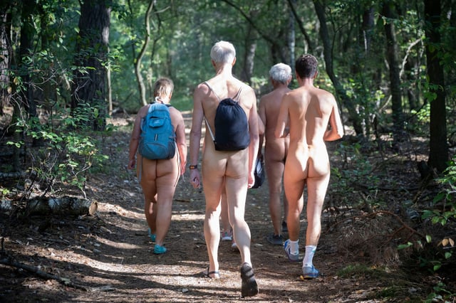 Nackte Wanderer laufen auf dem Naturwanderweg am Rätzsee. (Archivbild)