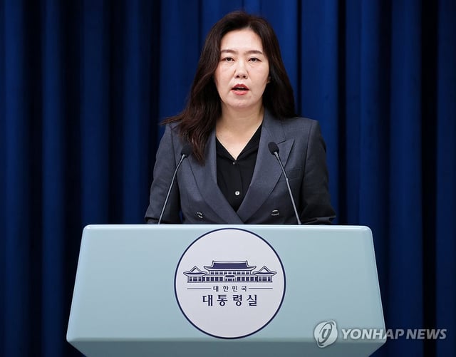 Presidential spokesperson Kang Yu-jung holds a press briefing at the presidential office in Yongsan, central Seoul, on Sept. 28, 2025, over the recent fire at the state data center in the central city of Daejeon. (Yonhap)