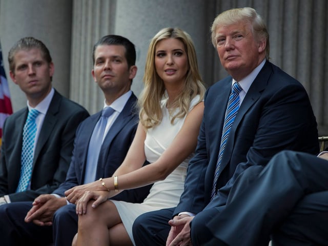 US-Präsident Donald Trump (r) mit seinen Kindern Eric Trump (l-r), Donald Trump Jr. und Ivanka Trump