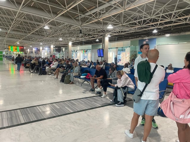 La sala de espera del aeropuerto de Fuerteventura, a las nueve de la mañana.