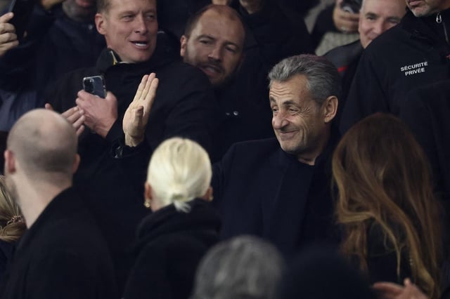 Nicolas Sarkozy était entouré de proches dans la tribune présidentielle du Parc des Princes.