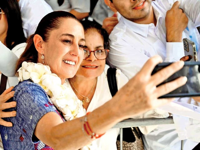 Asistentes al mitin de la presidenta Claudia Sheinbaum en Sinaloa aprovecharon para tomarse fotografías con la mandataria, quien aseguró que trabajan en la seguridad de la entidad. Foto: Especial